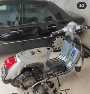 Teknisi mengerjakan restorasi Vespa klasik di Jakarta Selatan dengan detail