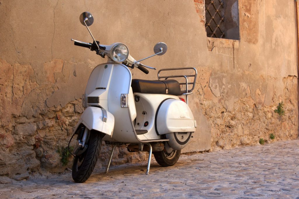 Vespa klasik siap check-up sebelum touring jarak jauh