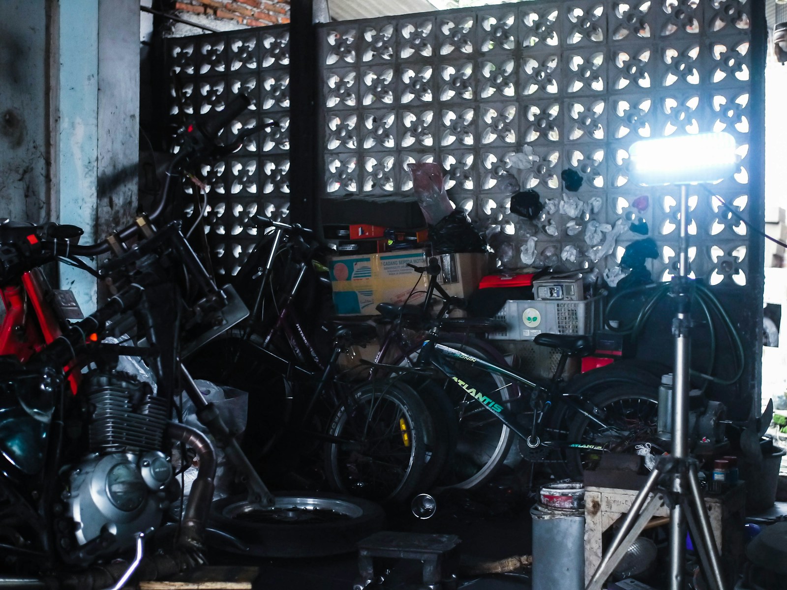 Mesin motor dibongkar di bengkel untuk memeriksa kruk as Vespa