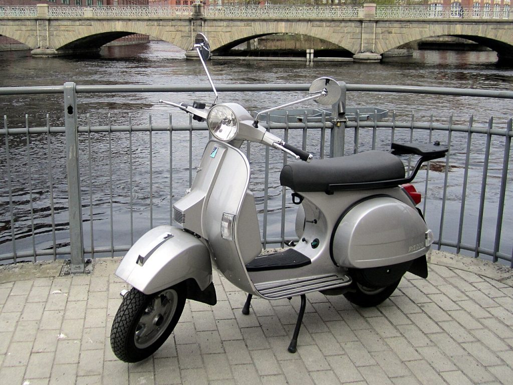 Vespa PX klasik yang gigi persnelingnya perlu dicek mekanik