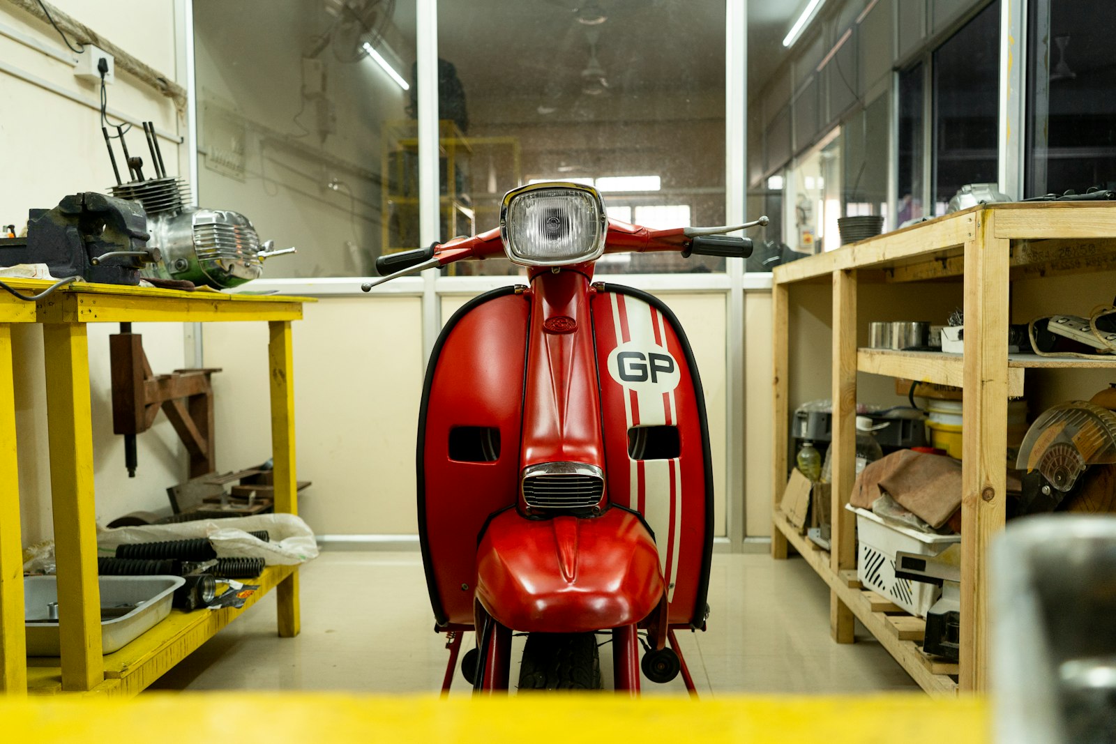 Vespa klasik di garasi siap dibersihkan kerak ruang bakarnya