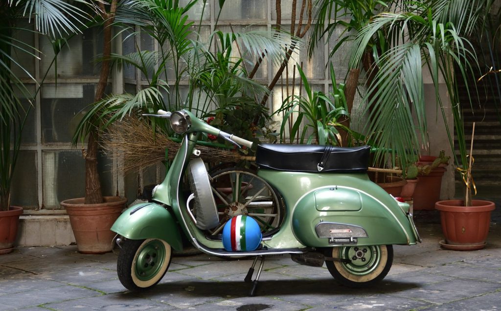 Vespa klasik berwarna hijau hasil restorasi cat dan mesin