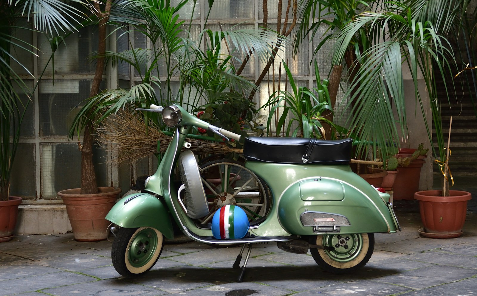 Vespa klasik berwarna hijau hasil restorasi cat dan mesin