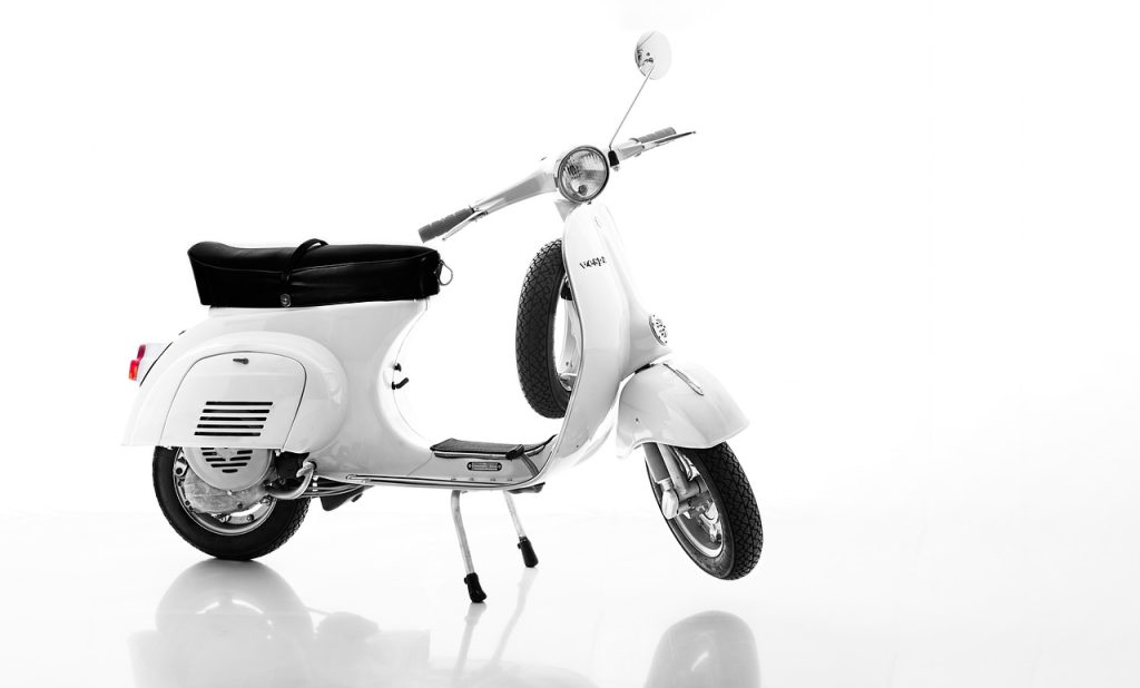 Vespa klasik vintage yang siap dirawat mekanik panggilan