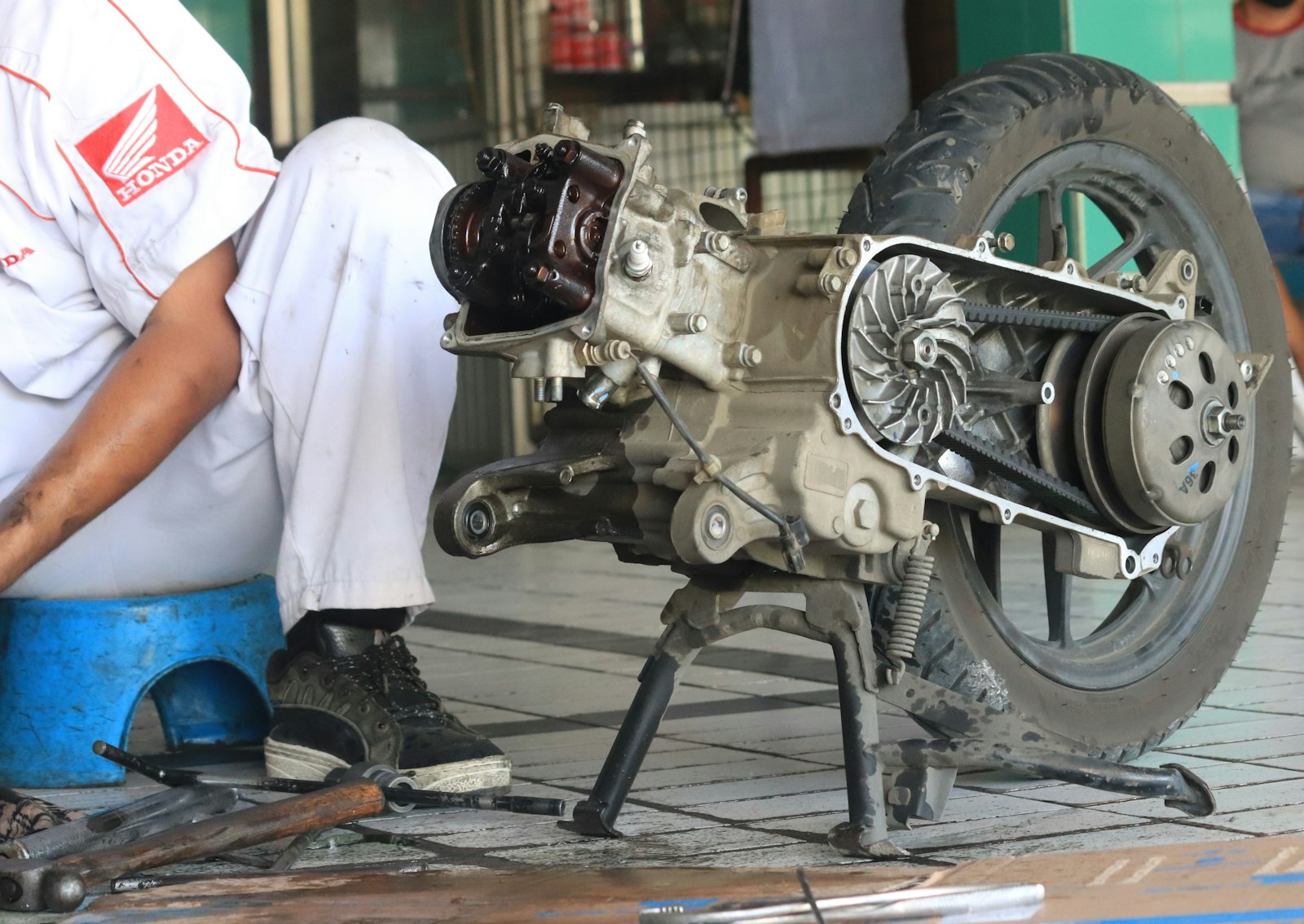 Mekanik melakukan tune up harian mesin Vespa 2 tak di bengkel